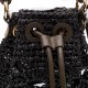 Bolsa Isla Bucket Crochê Monograma Rafia Oliva Preta