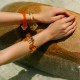 Pulseira Claudia Arbex Capsula PatBo Acrílica Ouro Vintage