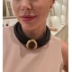 Colar Luiza Rogi Una Curto Couro Marrom Pingente Ouro Envelhecida