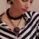 Colar Luiza Rogi Ava Curto Pingente Resina Ouro Envelhecido