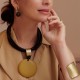 Colar Luiza Rogi Ava Fios Couro Marrom Pingente Ouro Envelhecido